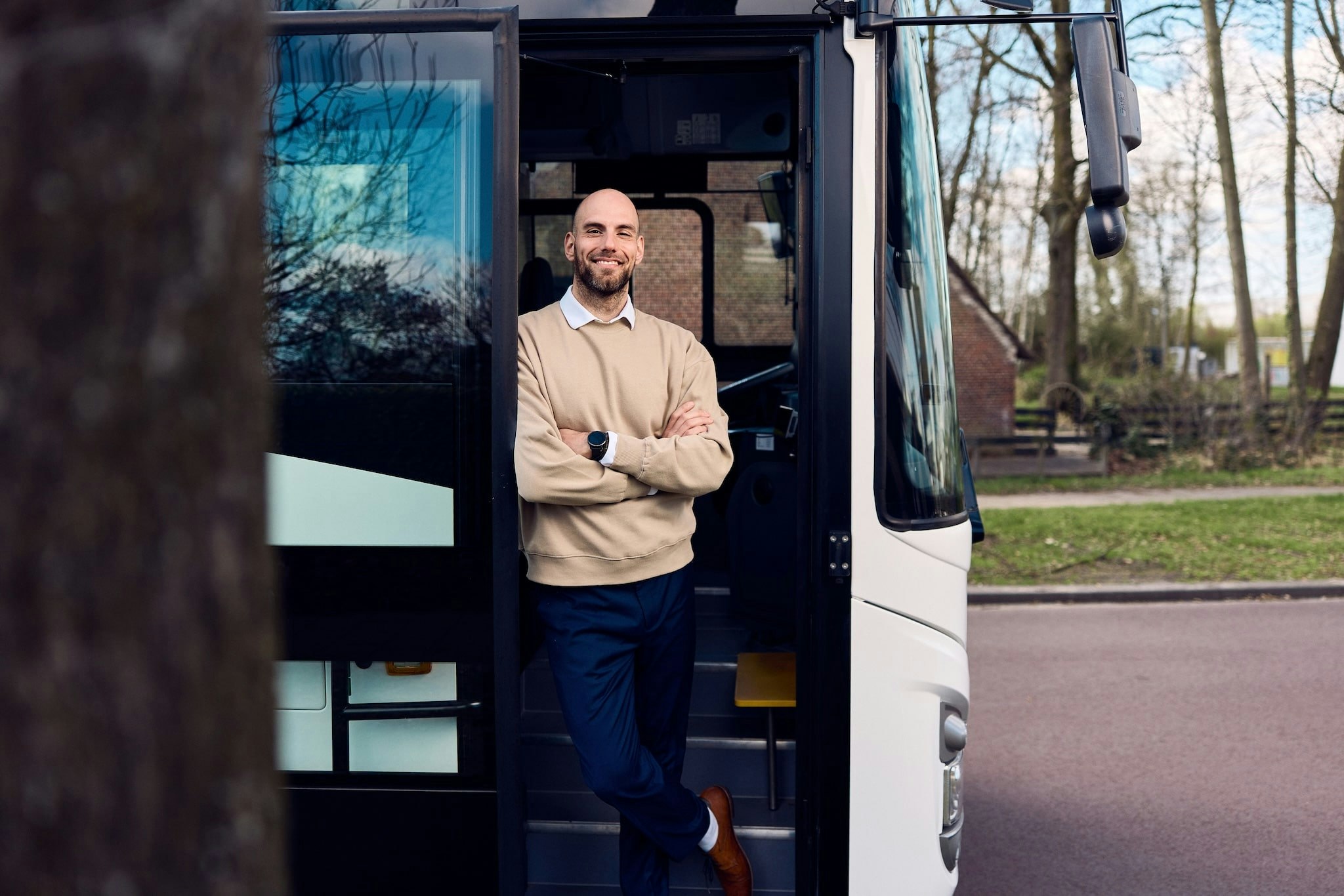 Buschauffeur die in bus staat