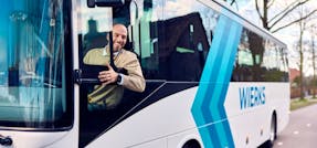 Man die rijdt in bus