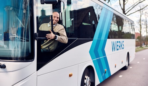 Man die rijdt in bus