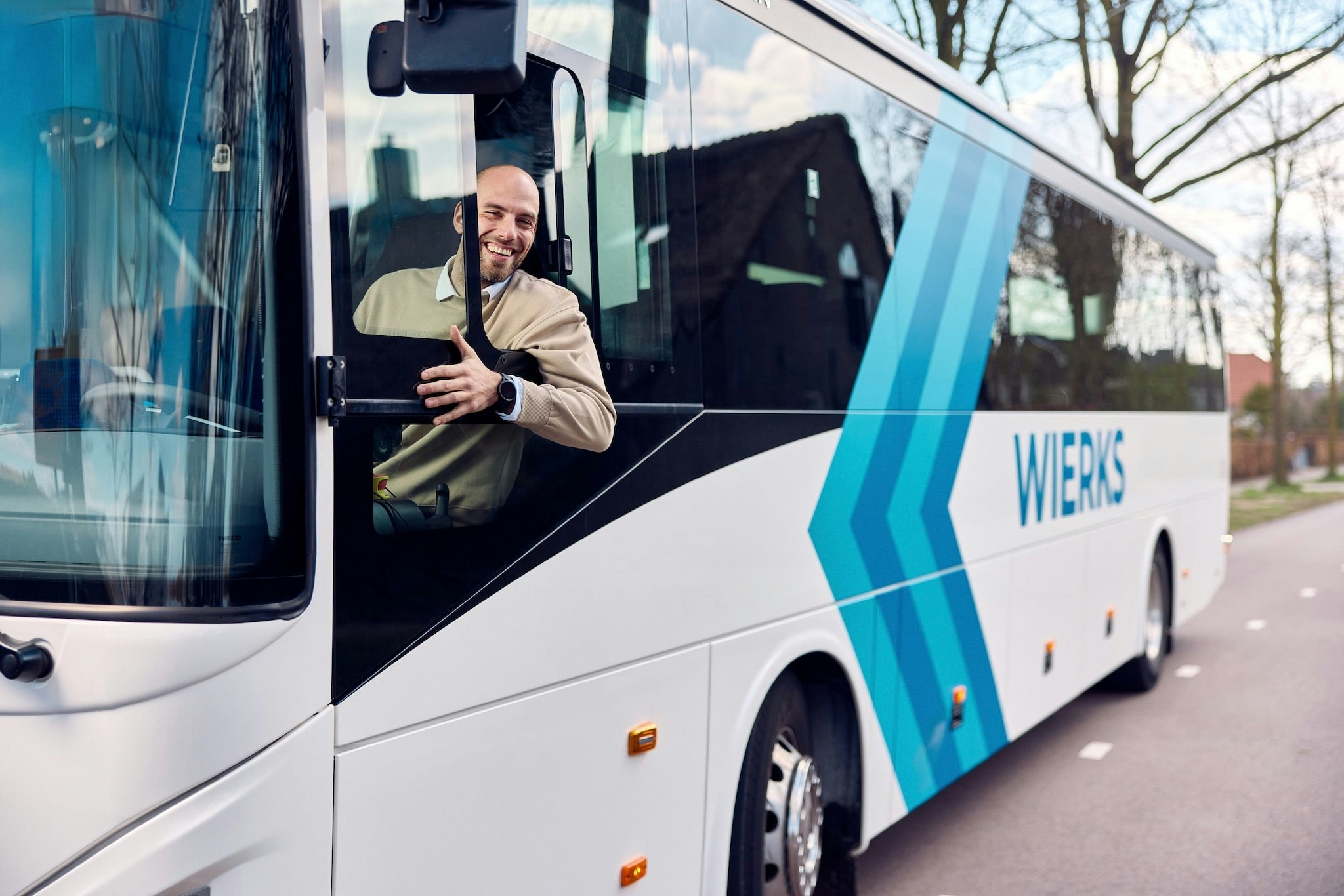 Man die rijdt in bus