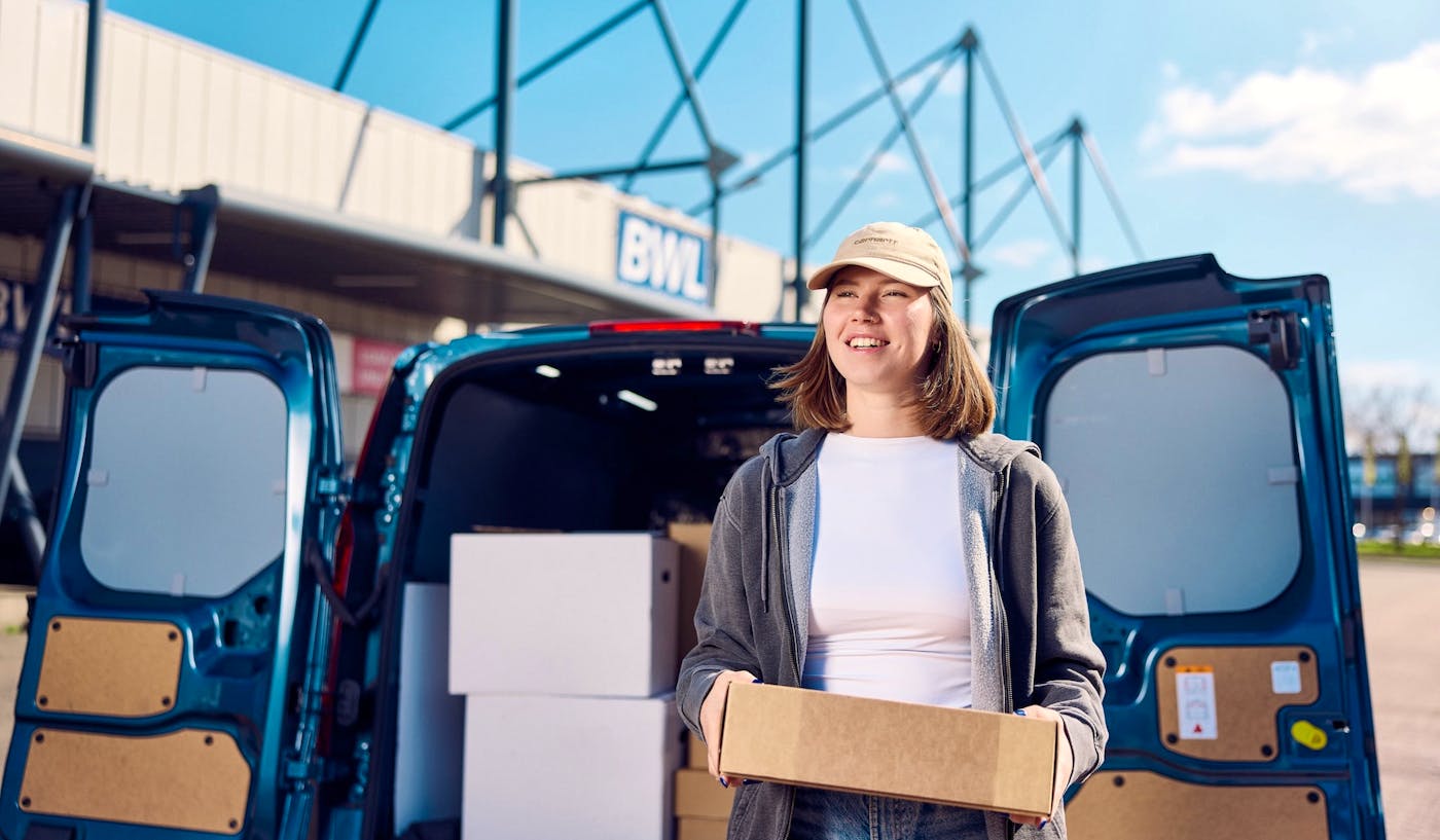 Pakketbezorger met doos in haar handen