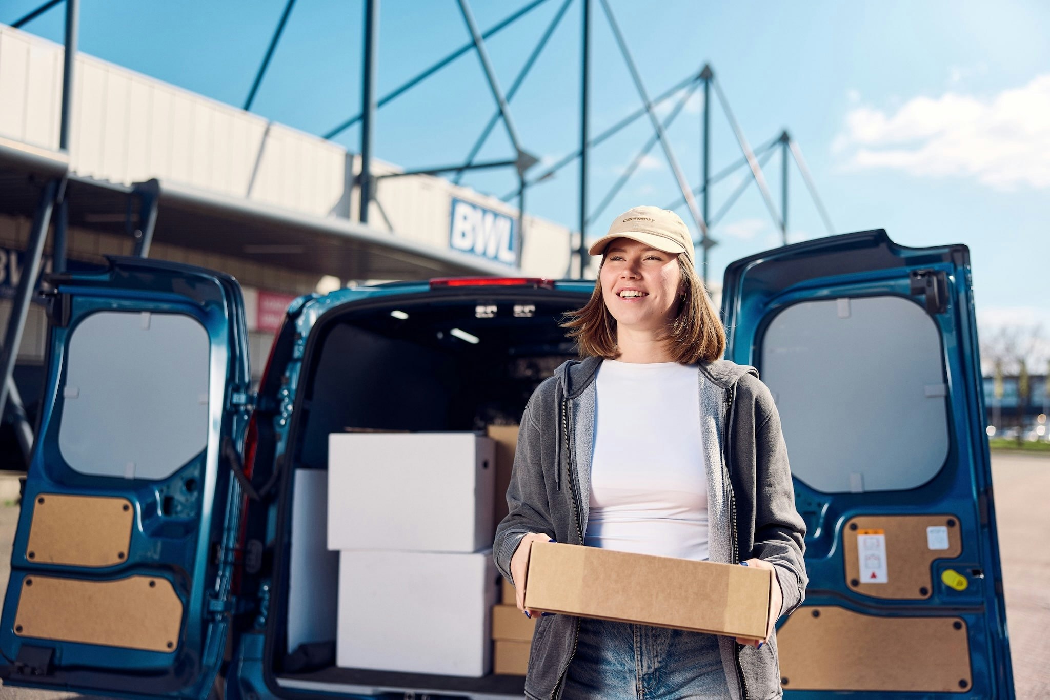 Pakketbezorger met doos in haar handen