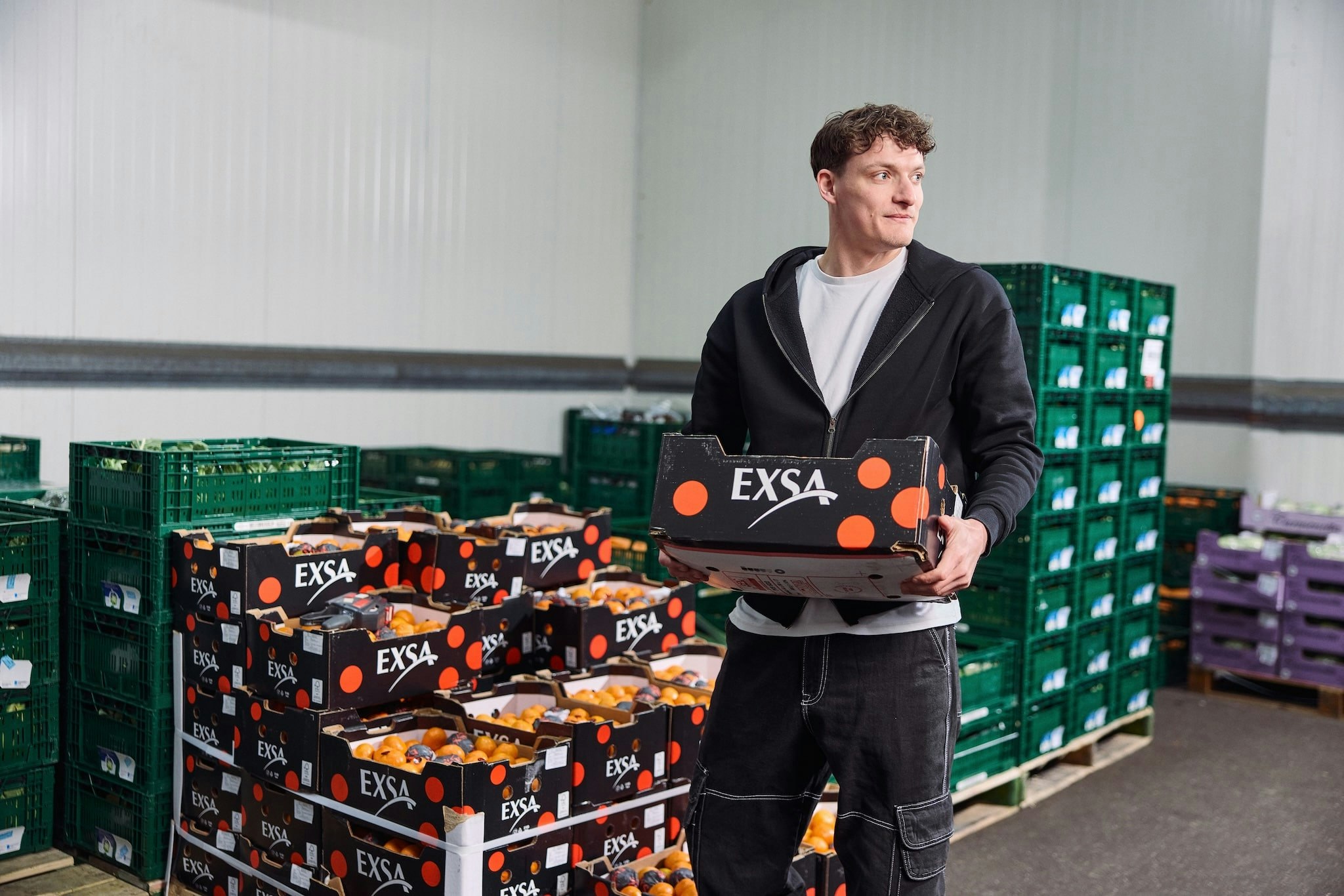 Logistiekmedewerker met doos in hand