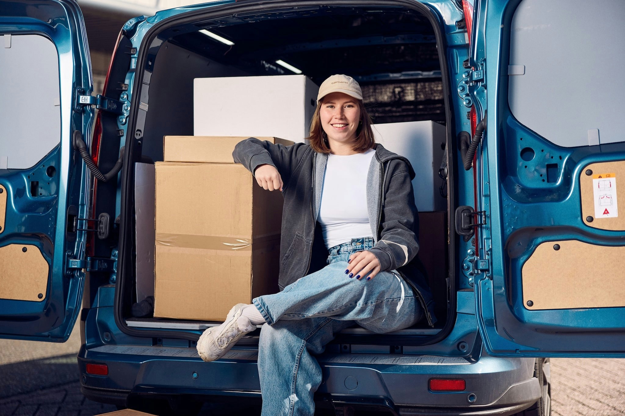 Pakketbezorger in bus