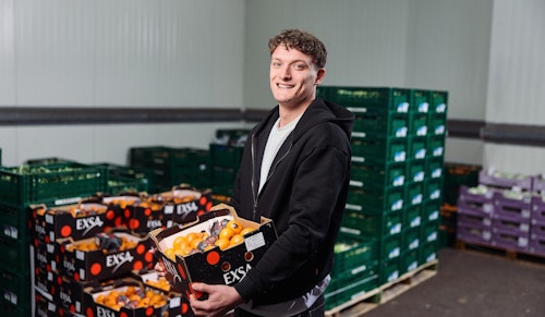 Logistiekmedewerker met doos in hand