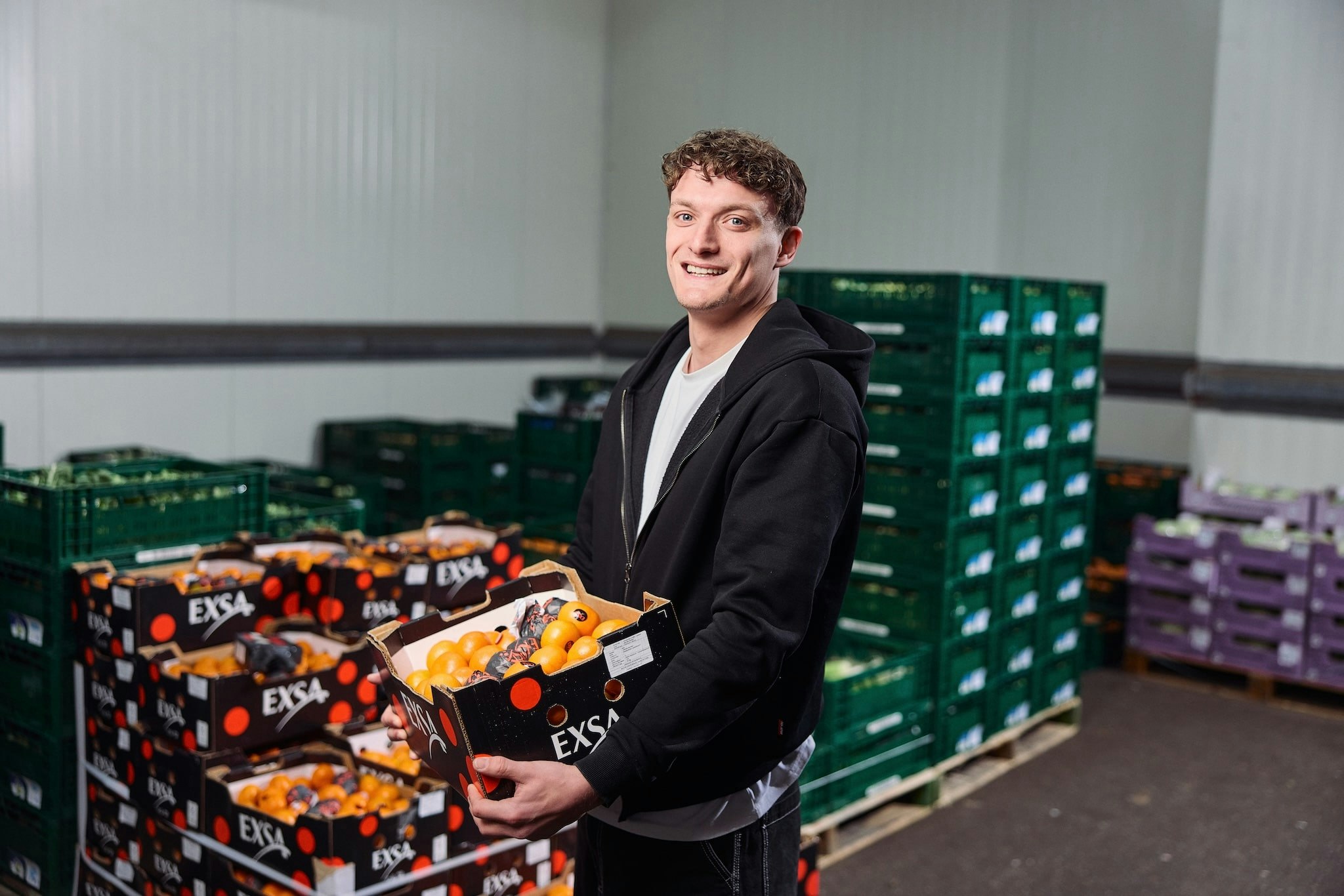 Logistiekmedewerker met doos in hand