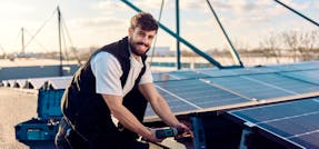 Monteur van zonnepanelen die aan het werk is