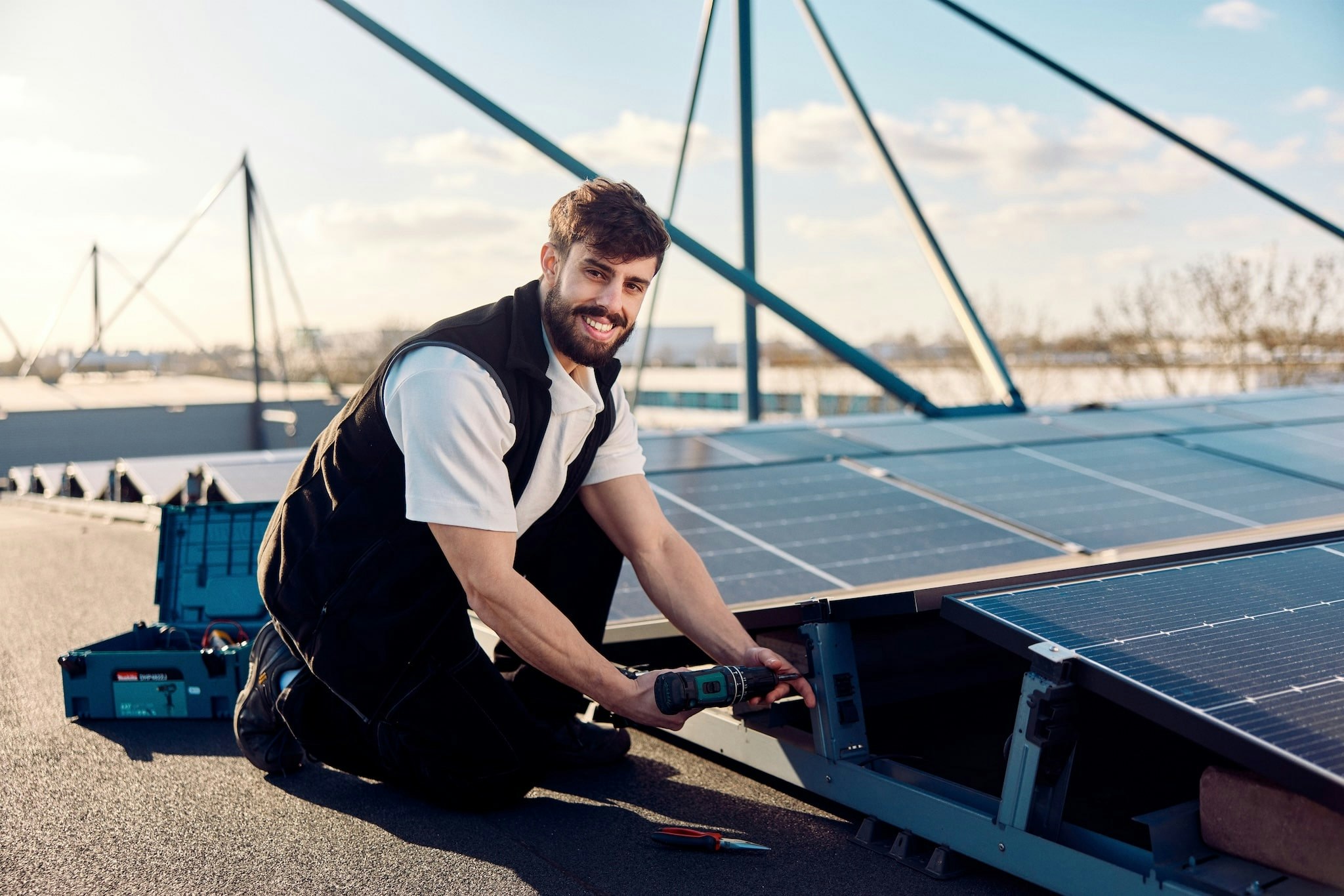 Monteur van zonnepanelen die aan het werk is