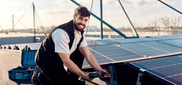 Monteur van zonnepanelen die aan het werk is