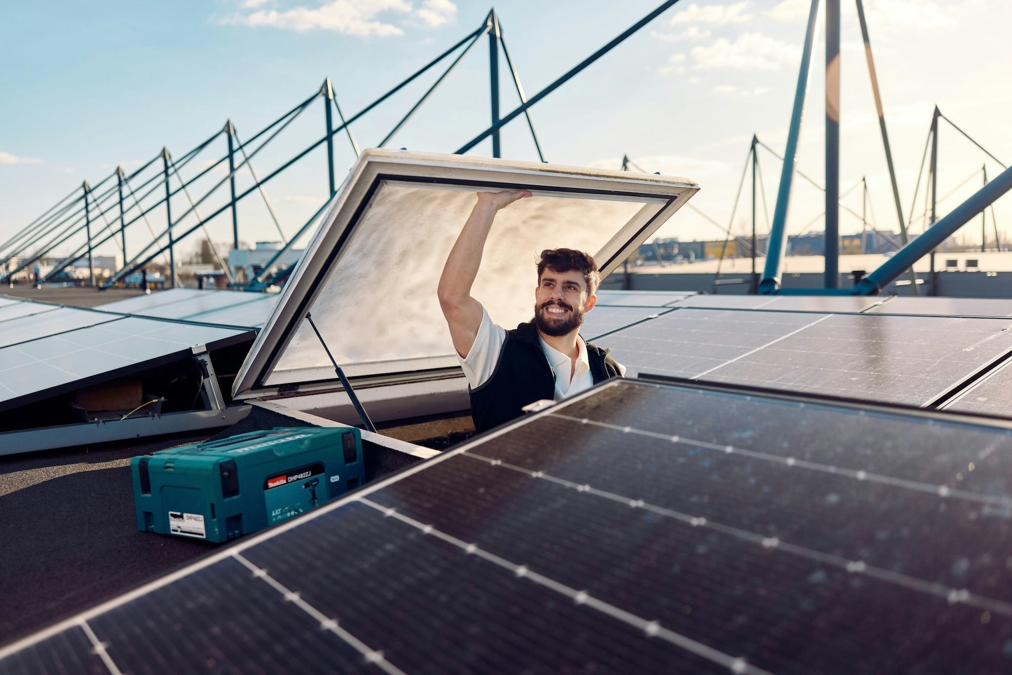 Zonnepaneel installateur uit dakraam