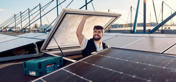 Zonnepaneel installateur uit dakraam