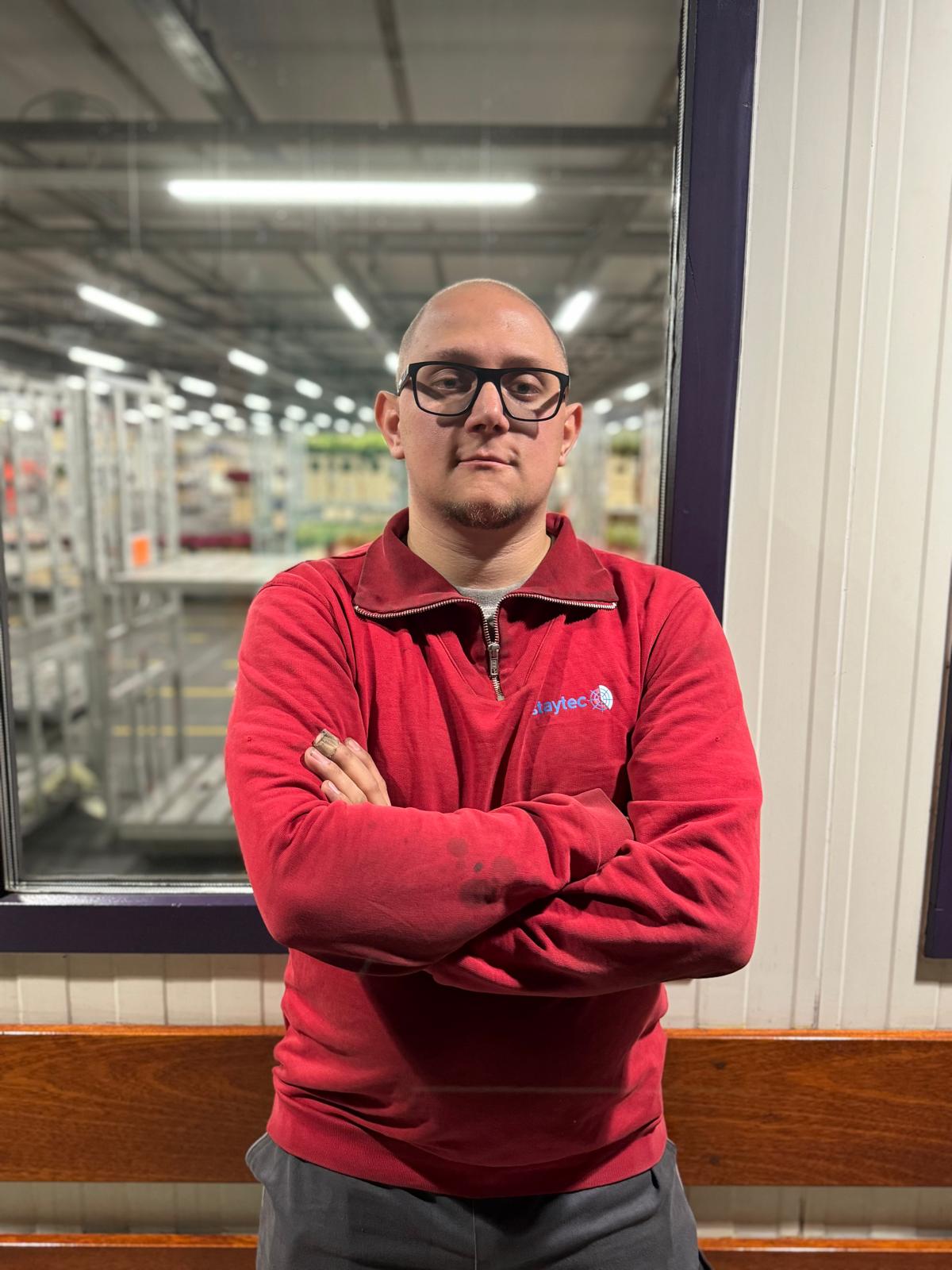 Man in bloemenmagazijn met bril