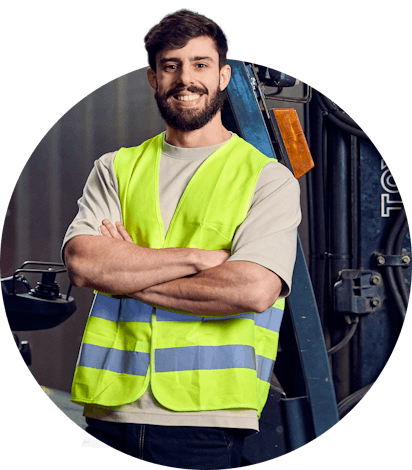 Header van heftruckchauffeur die voor zijn heftruck staat