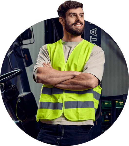 Header van heftruckchauffeur in magazijn