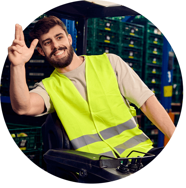Header van heftruckchauffeur die zwaait vanuit een heftruck