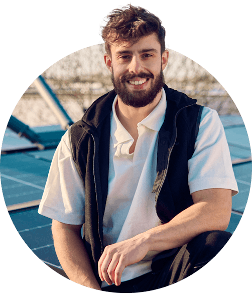 Header van zonnepanelen installateur op het dak