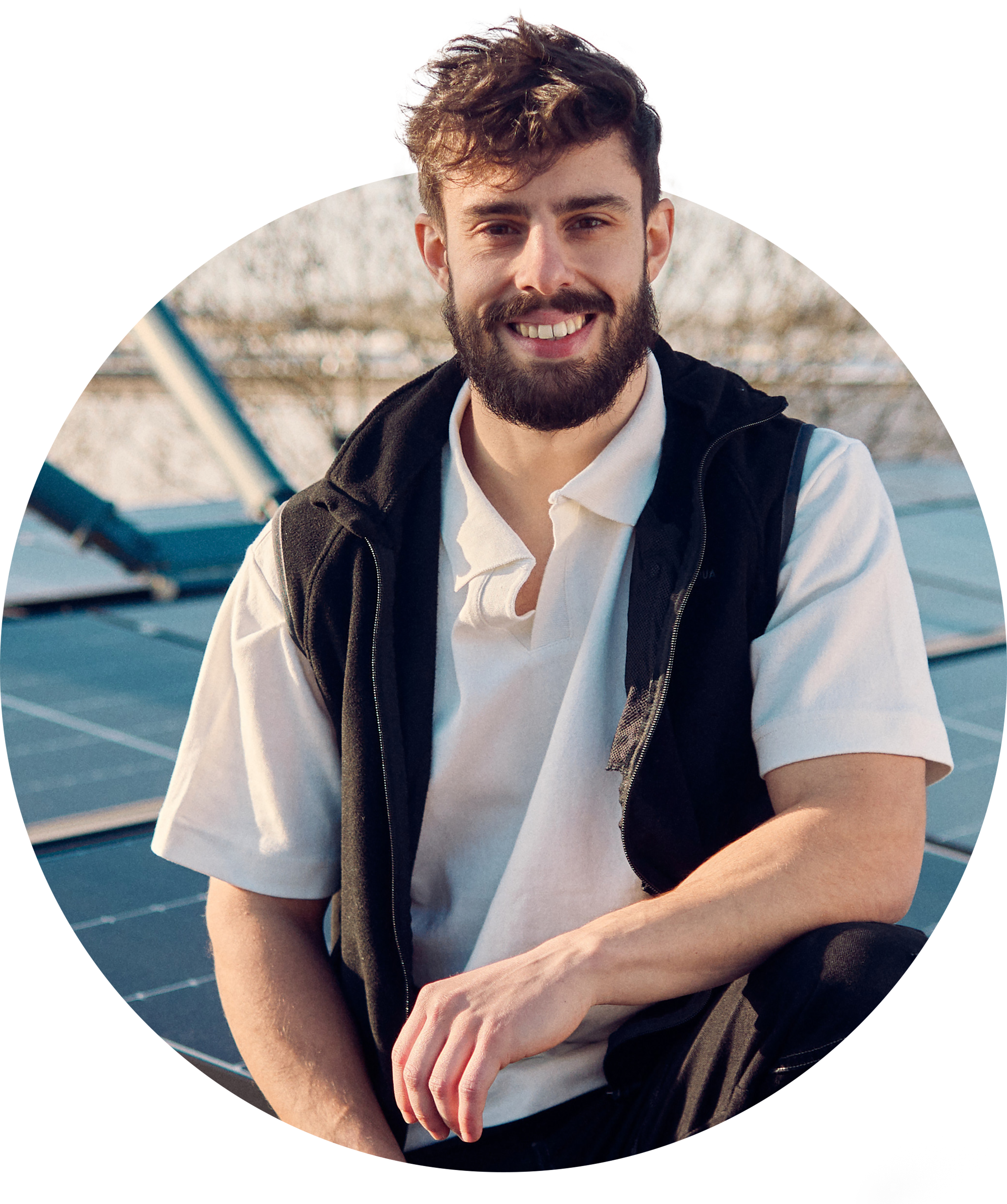 Header van zonnepanelen installateur op het dak