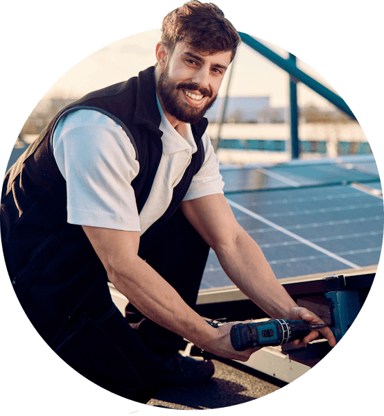 Header van zonnepanelen installateur met een boor in zijn hand