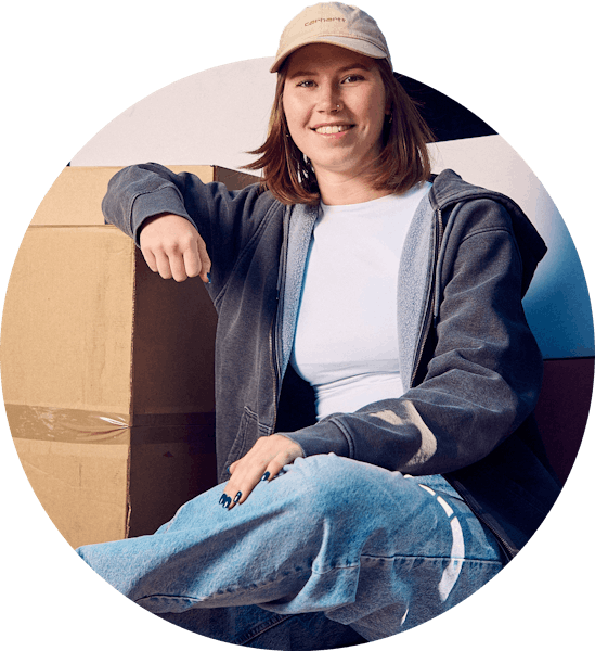 Header van pakketbezorger die in bezorgbus zit