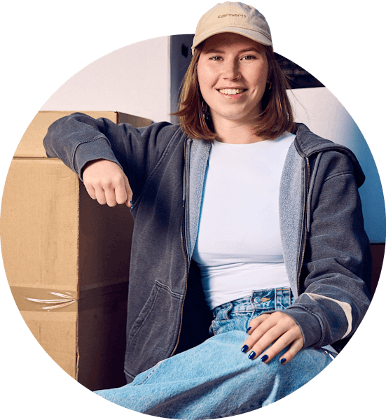 Header van pakketbezorger die in bezorgbus zit