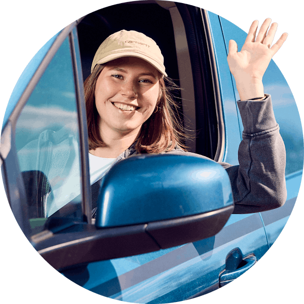 Header van pakketbezorger die zwaait vanuit bezorgbus