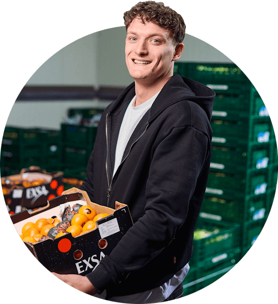 Header van logistiekmedewerker met mandarijnendoos in hand