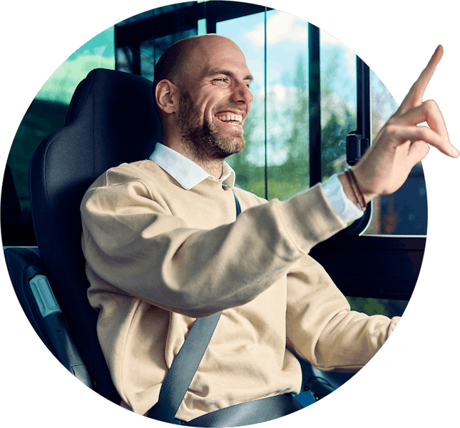 Header van buschauffeur die zwaait vanuit de bus