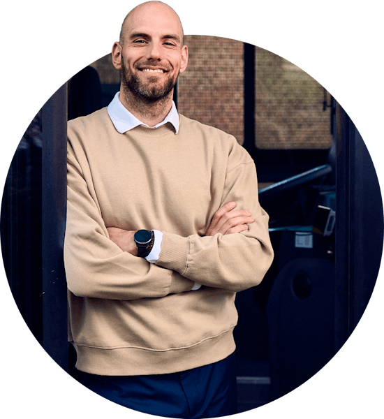 Header van buschauffeur die in de opening van de bus staat