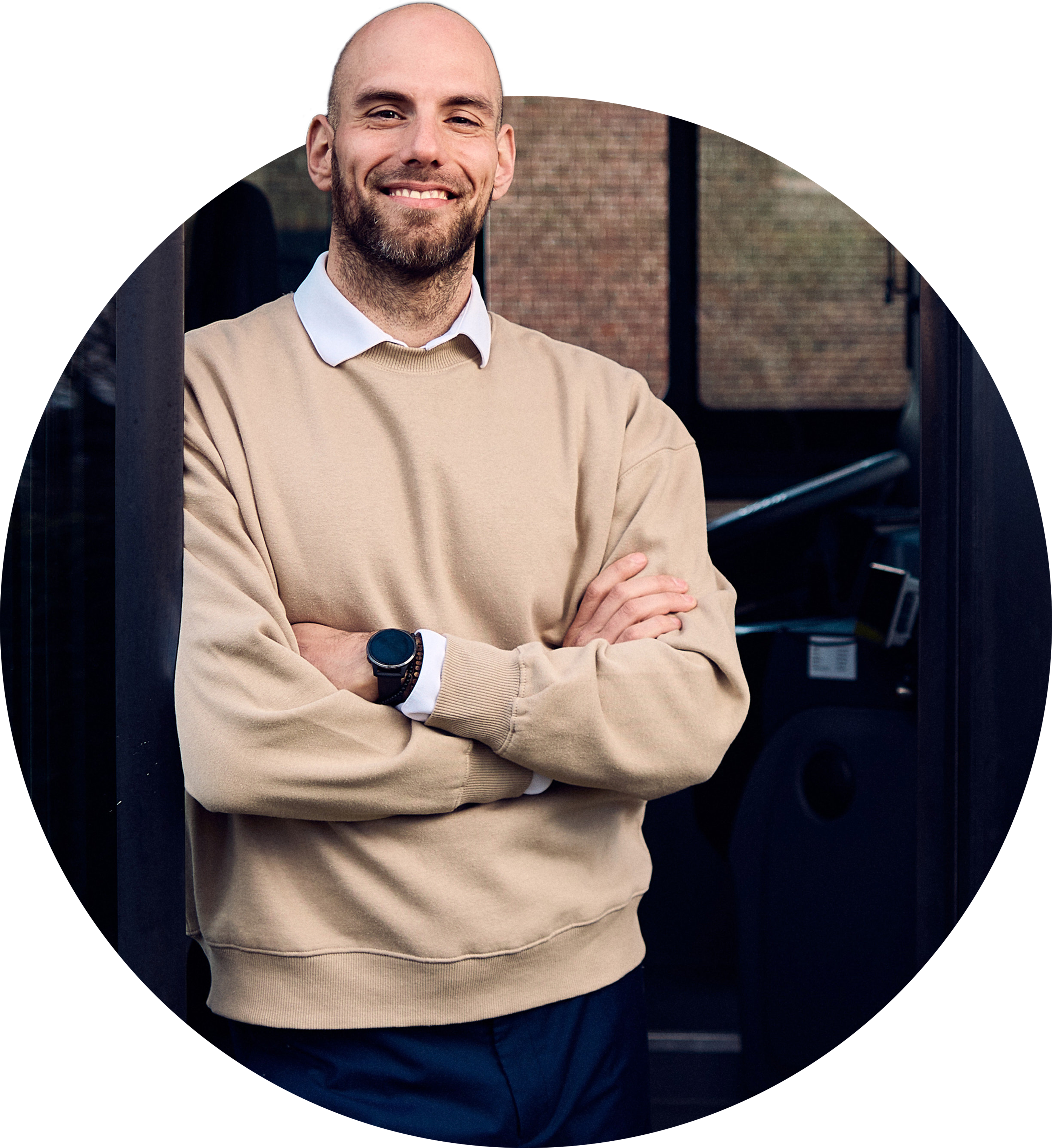 Header van buschauffeur die in de opening van de bus staat