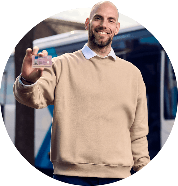 Header van buschauffeur met rijbewijs in hand