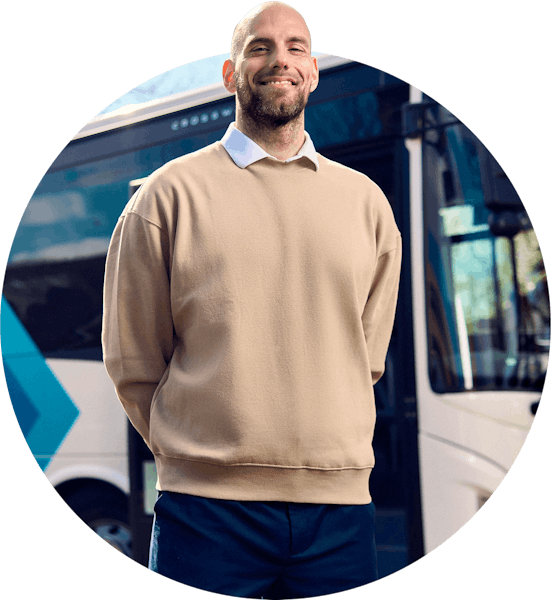 Header van buschauffeur die voor de bus staat