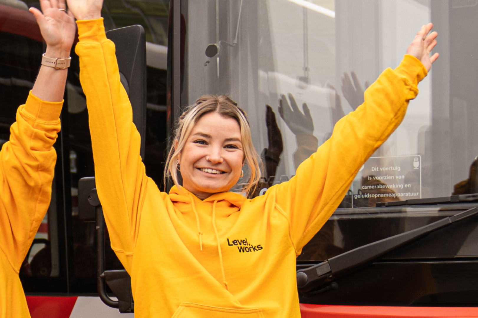Vrouw die staat voor een bus