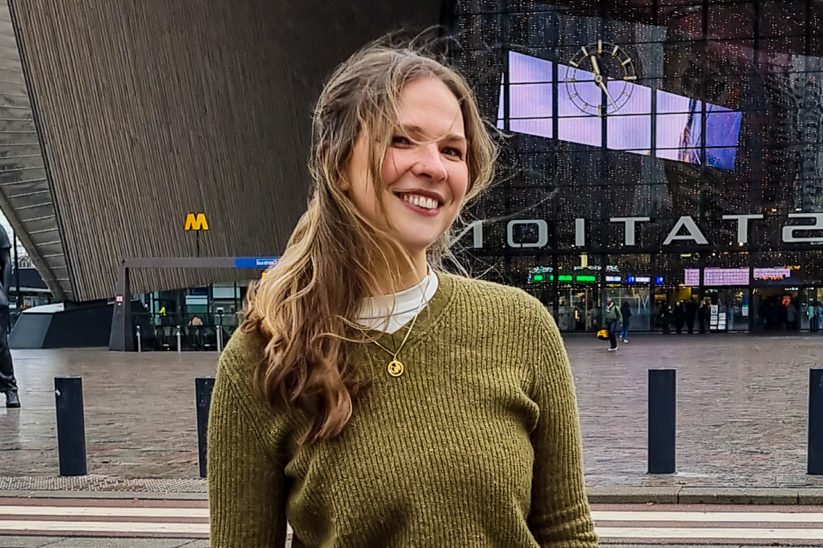 Vrouw voor het station