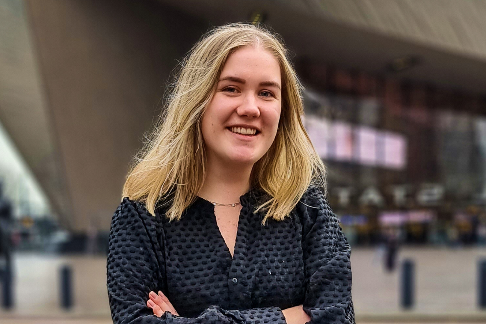 Vrouw voor het station