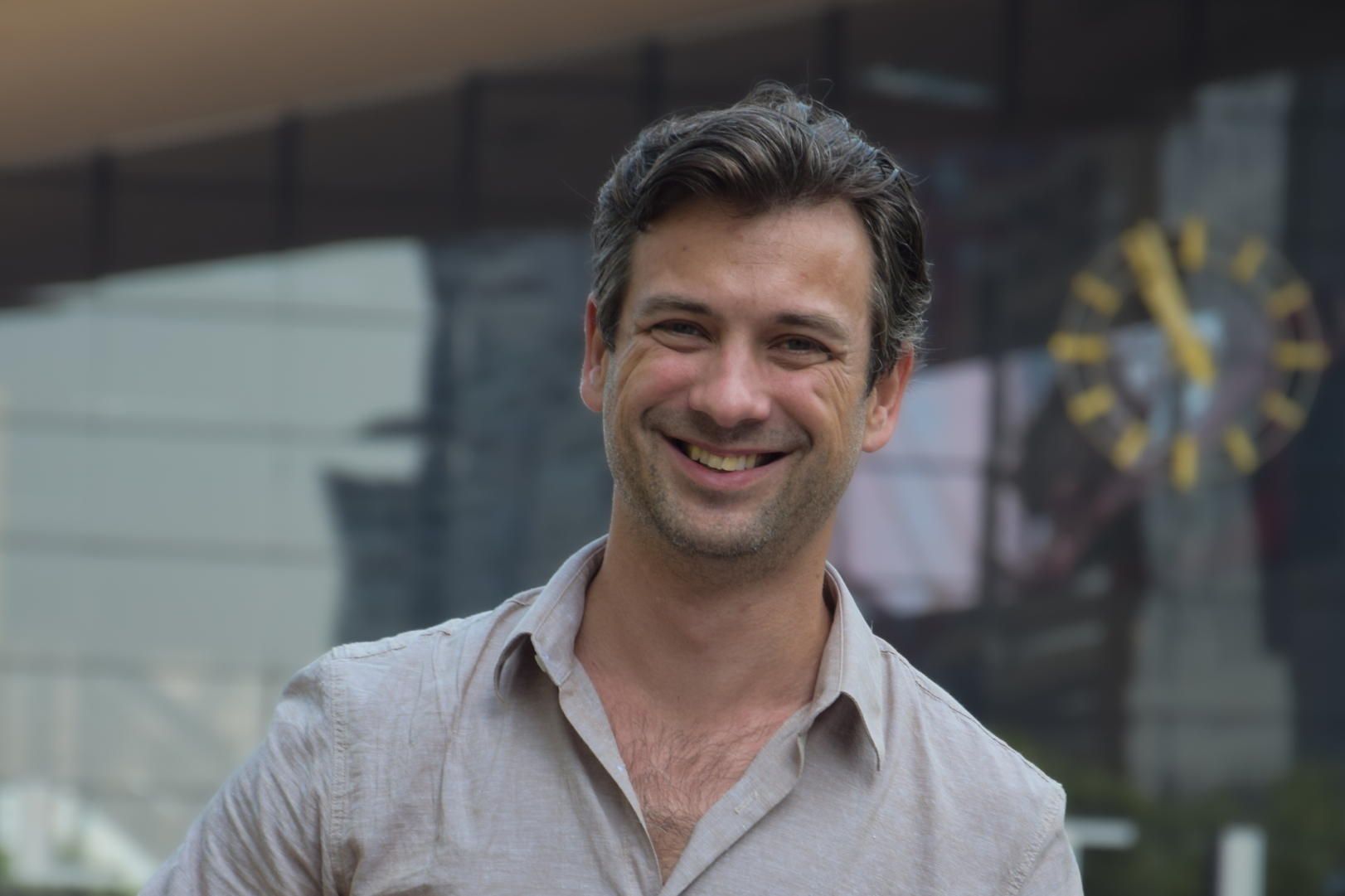 Man voor het station