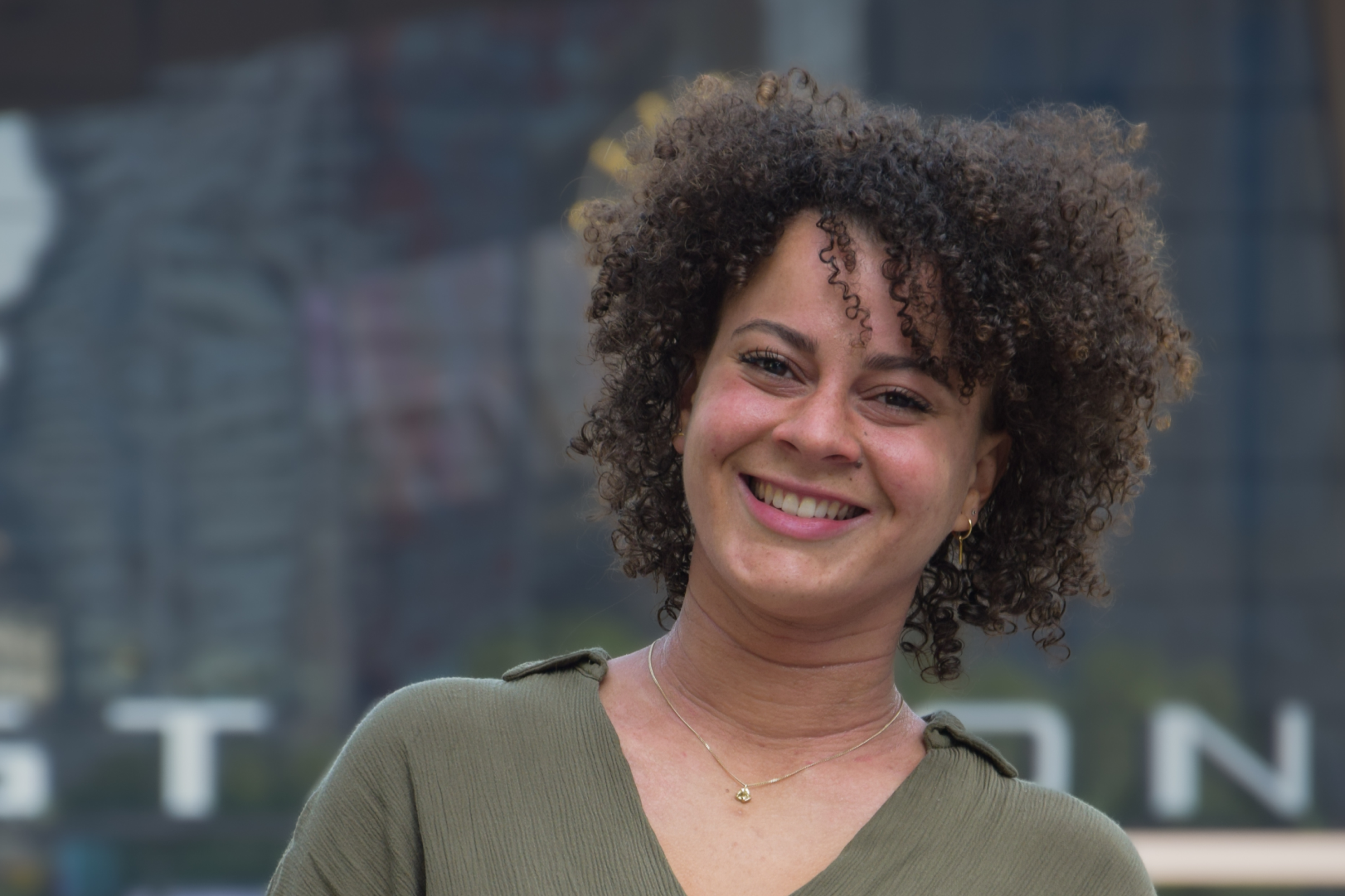 Vrouw met krullen voor het station