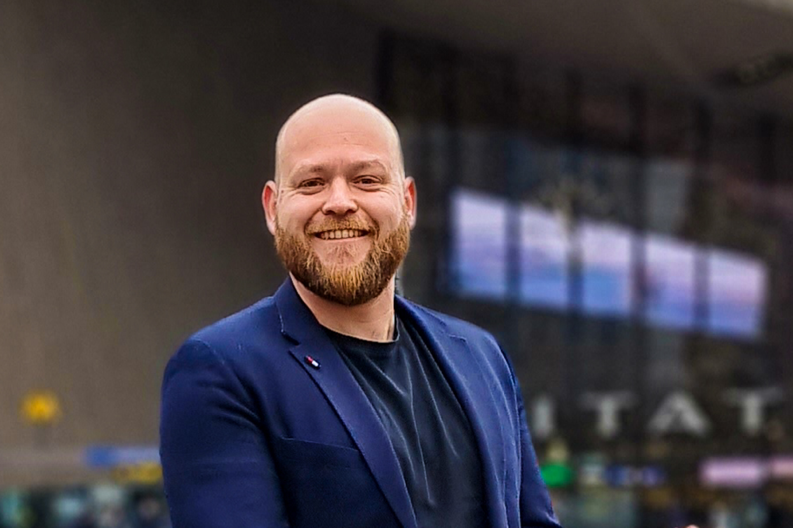 Man voor het station