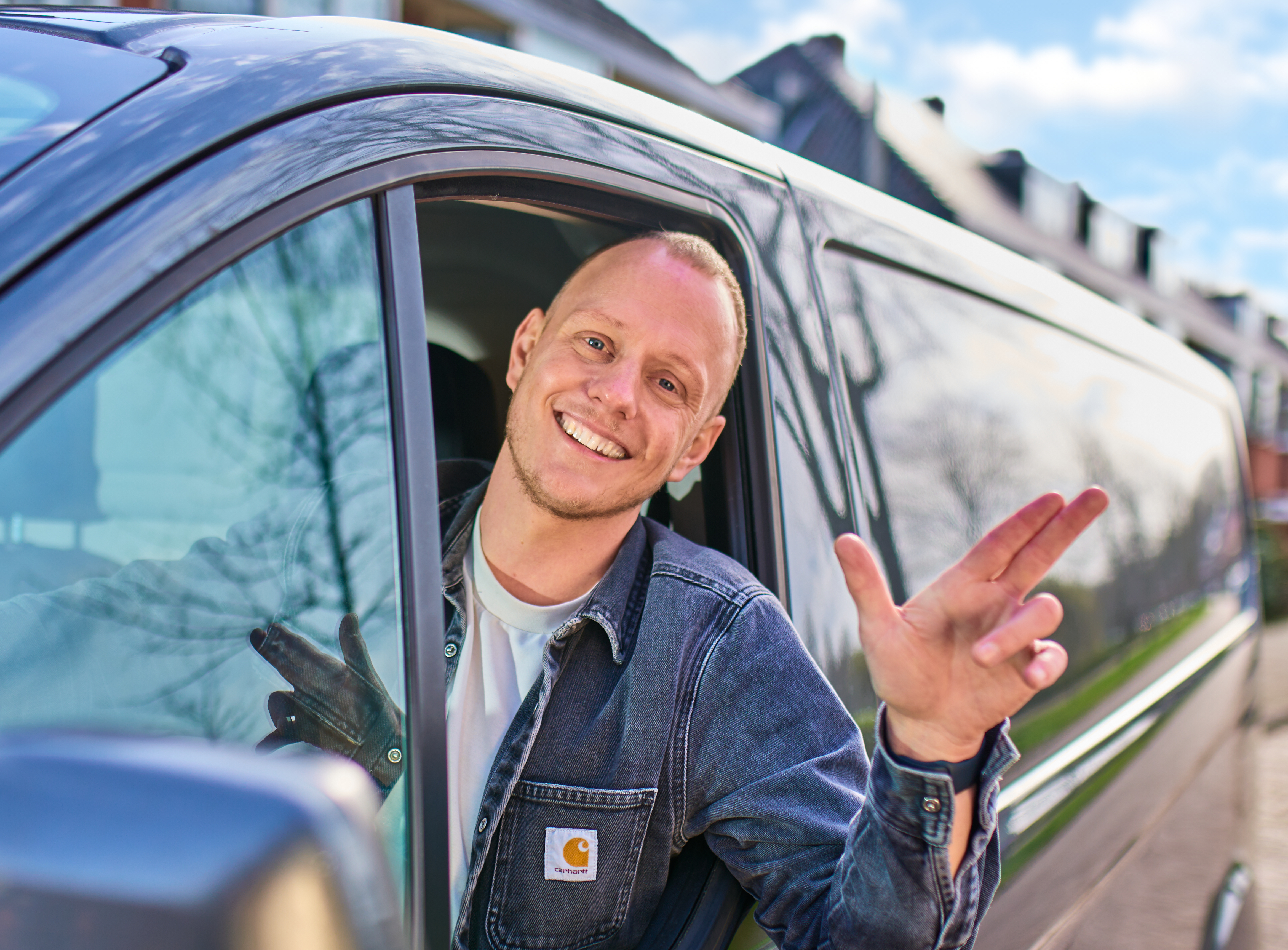 Bezorgman in bezorgbus