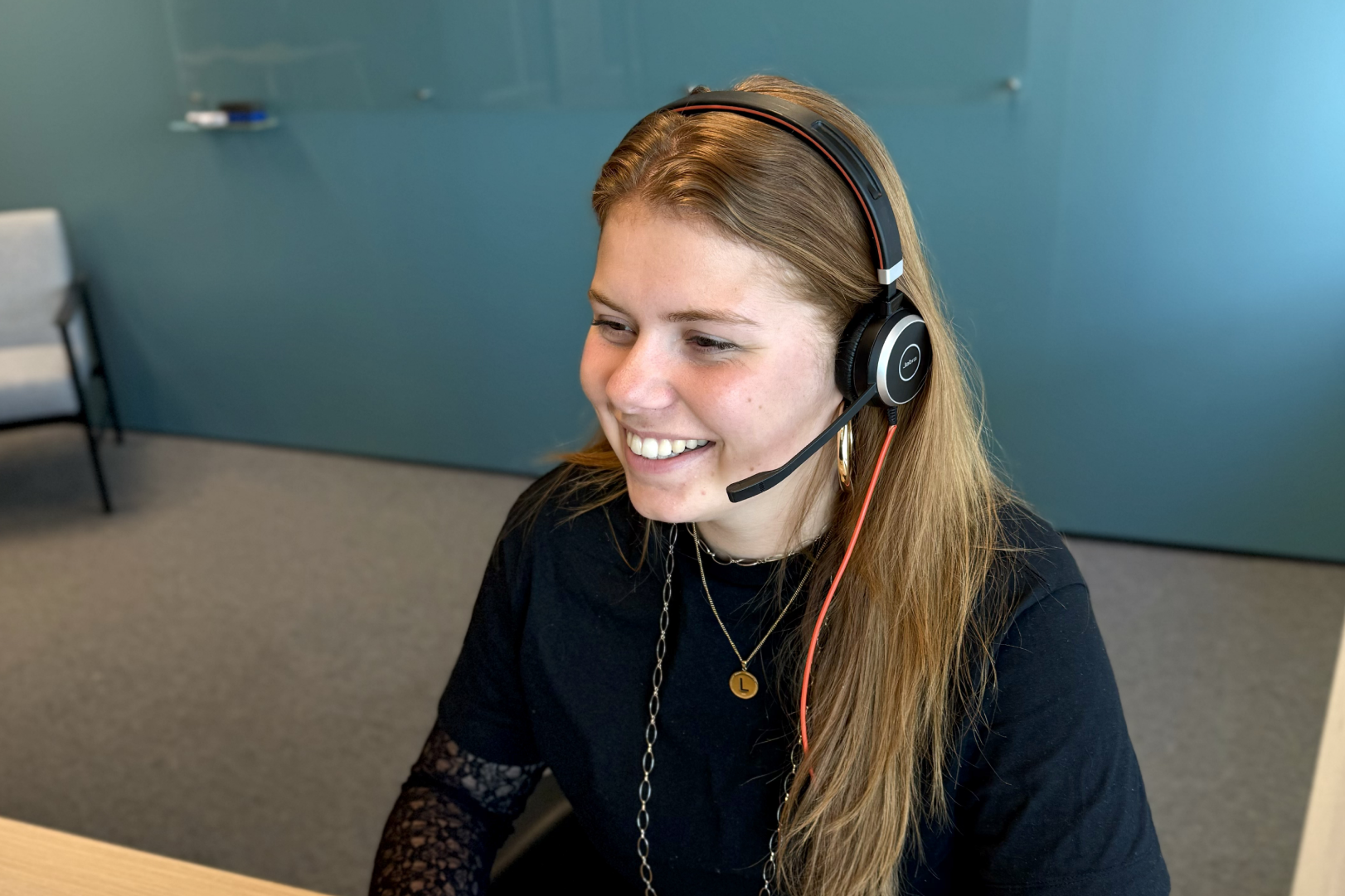 Vrouw die intakegesprek heeft