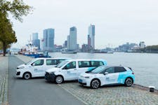 Drie auto's aan het water