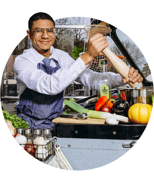 Buschauffeur die kookt in bus