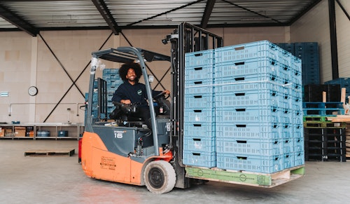 Heftruckchauffeur die heftruck bestuurt