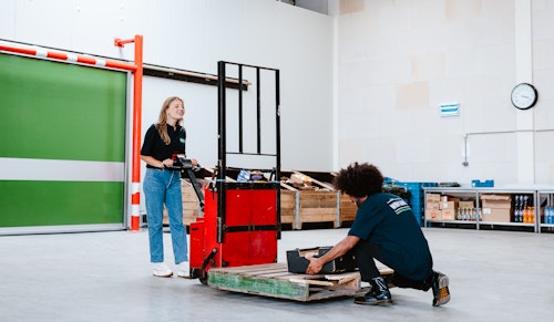 Heftruck die beladen wordt