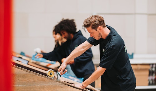 Logistiek medewerkers dozen vouwen