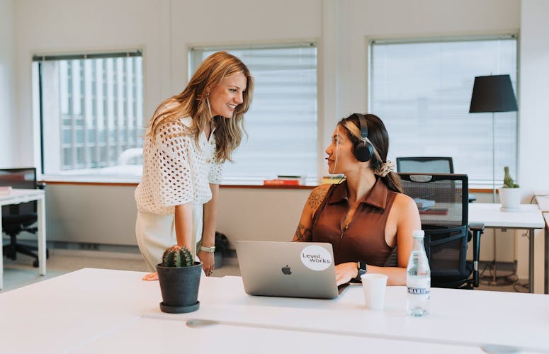 Twee vrouwen in overleg