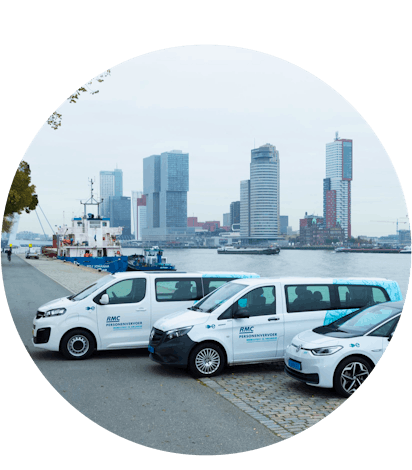 Drie auto's aan het water