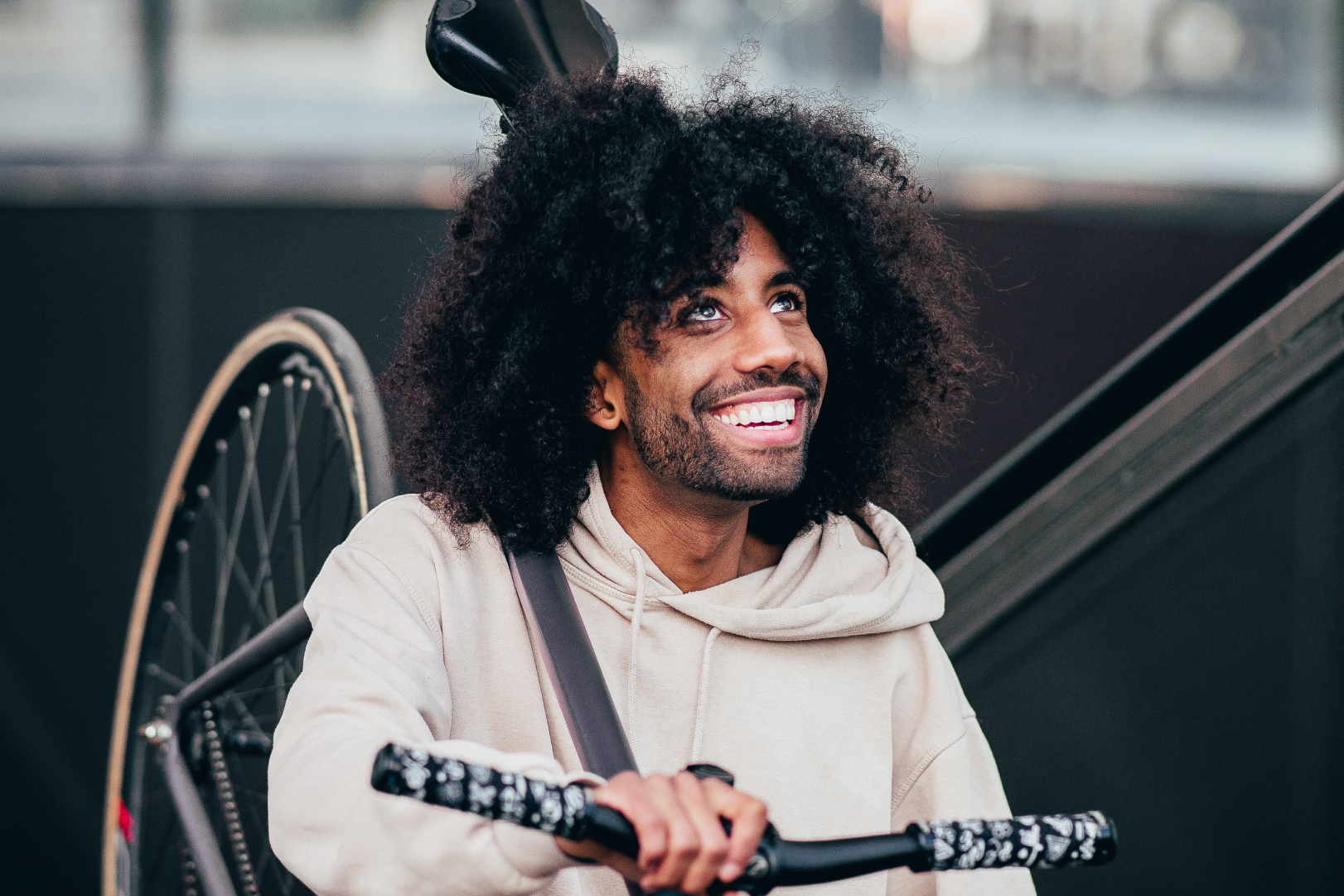 Jongen die op de roltrap staat met fiets