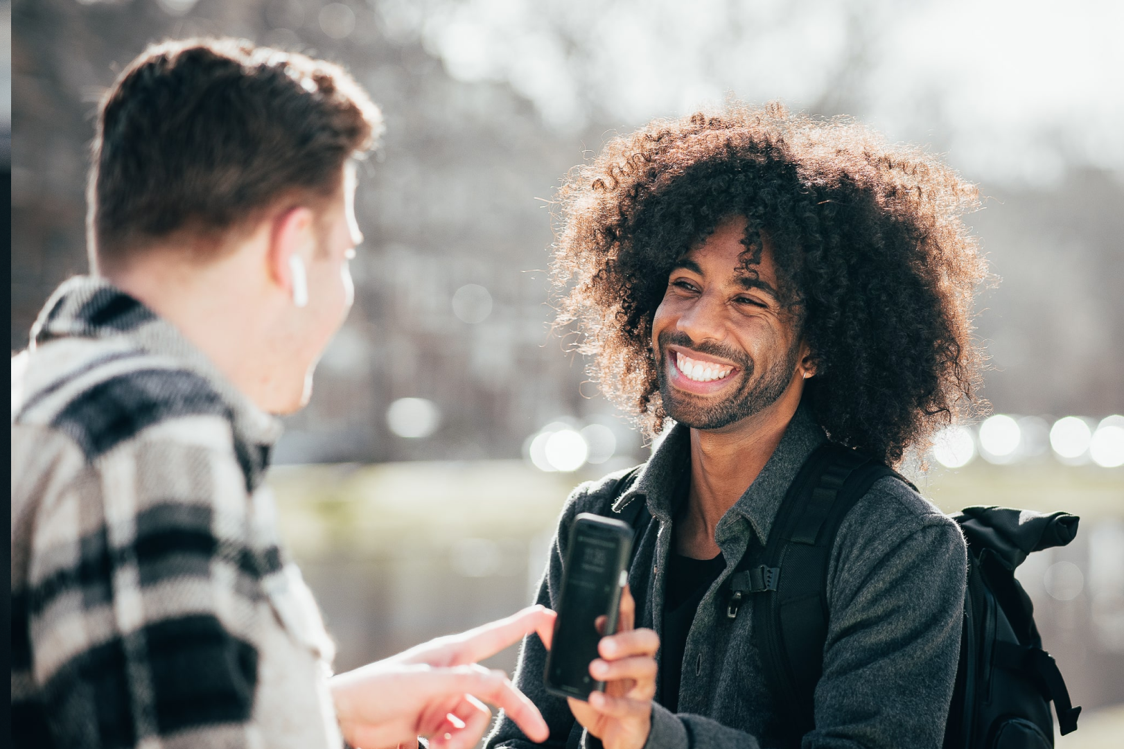 Jongen die zijn telefoon laat zien