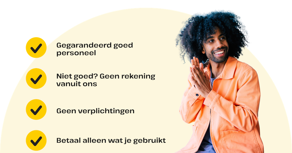 Man die lacht en wrijft in zijn handen