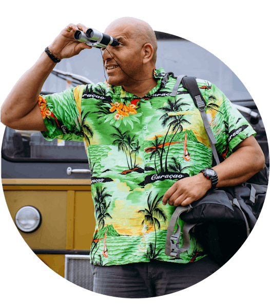 Man voor bus in safari kleding